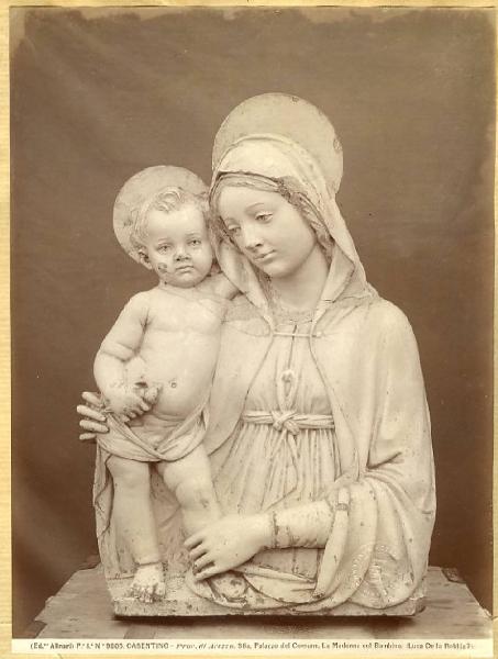 Della Robbia Andrea - Madonna con Bambino - Scultura in terracotta invetriata - Altorilievo - Stia - Palazzo del Comune