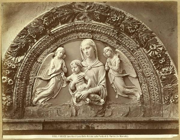 Della Robbia, Luca - Madonna con Bambino tra due angeli (Madonna di San Pierino) - Scultura - Rilievo - Firenze - Chiesa di San Pier Buonconsiglio - Porta - Lunetta