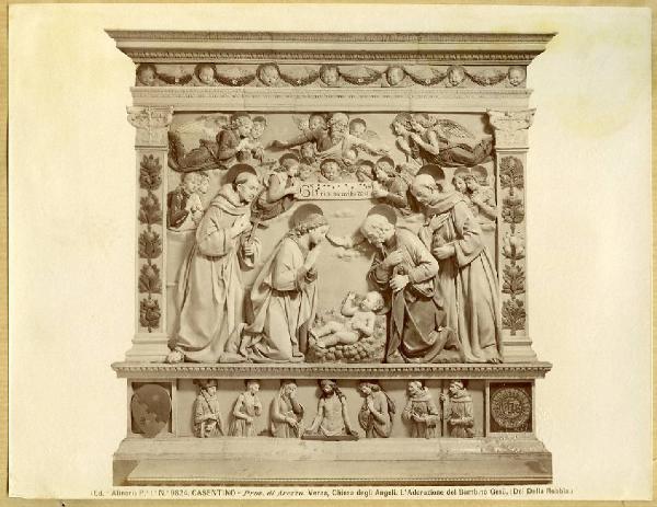 Della Robbia, Andrea (attr.) - Adorazione del Bambino e i santi Francesco e Antonio da Padova - Scultura in terracotta - Rilievo - Chiusi della Verna - Chiesa di Santa Maria degli Angeli - Altare di sinistra