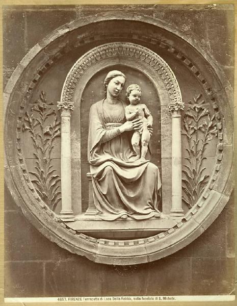 Della Robbia, Luca - Madonna con Bambino (Stemma dell'Arte dei Medici e Speziali ) - Scultura - Tondo a rilievo - Firenze - Chiesa di Orsanmichele - Facciata