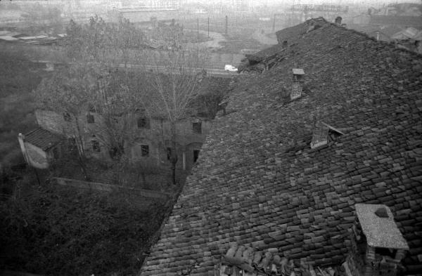 Sesto San Giovanni - Parco Nord, settore Torretta - Villa Torretta - Edificio abbandonato e diroccato - Veduta dall'alto - Crollo parziale del tetto - Alberi spogli - Via Suzzani in lontananza