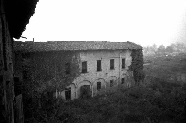 Sesto San Giovanni - Parco Nord, settore Torretta - Villa Torretta - Edificio abbandonato e diroccato - Edera sulla facciata - Giardino incolto - Sullo sfondo orti abusivi