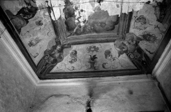 Sesto San Giovanni - Parco Nord, settore Torretta - Villa Torretta, interno - Stanza - Soffitto con affresco danneggiato - Decorazioni