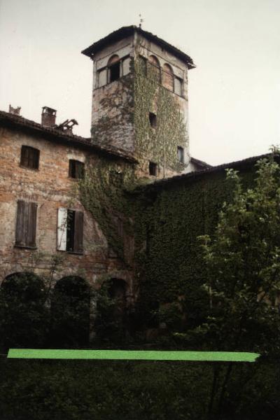 Sesto San Giovanni - Parco Nord, settore Torretta - Villa Torretta - Edificio abbandonato e diroccato - Torre rettangolare - Corte interna - Portico - Giardino incolto - Tagli editoriali