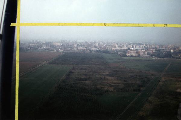 Cinisello Balsamo - Parco Nord, settore Est - Veduta aerea / Rimboschimento (primi lotti) - Boschi - Filari di alberi - Rotonda Sofore - Grande Rotonda (Gorki) - Sullo sfondo l'ospedale Bassini e palazzi di Cinisello Balsamo - Taglio editoriale