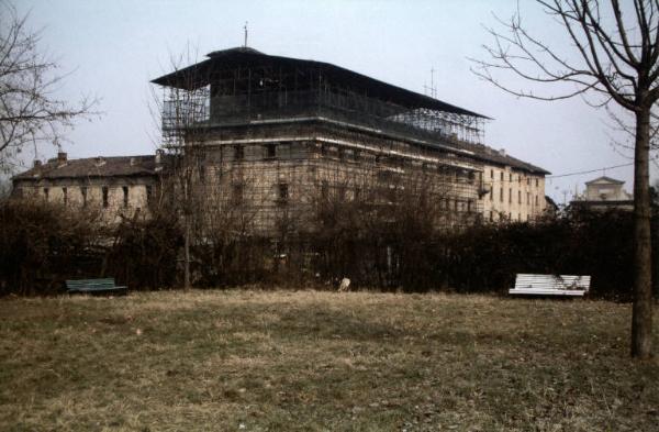 Sesto San Giovanni - Parco Nord, settore Torretta - Villa Torretta vista da viale Fulvio Testi - Edificio abbandonato e diroccato - Intervento di messa in sicurezza (ponteggi) - Giardino