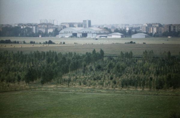 Sesto San Giovanni - Parco Nord, settore Est, Aeroporto - Panoramica dall'alto (dall'Ospedale Bassini) - Rimboschimento (primi lotti) - Campi con nuove piantumazioni - Boschi - Aeroporto - Hangar - Sullo sfondo palazzi di Bresso