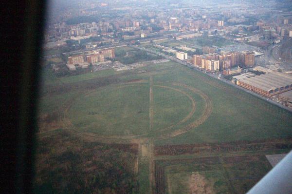 Cinisello Balsamo - Parco Nord, settore Est - Veduta aerea al tramonto - Grande Rotonda (Gorki) - Rimboschimento (primi lotti) - Campi con nuove piantumazioni - Boschi - Sullo sfondo l'ospedale Bassini, l'autostrada e palazzi di Cinisello Balsamo