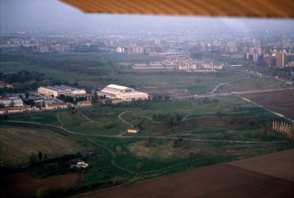 Sesto San Giovanni - Parco Nord, settore Montagnetta, Est - Veduta aerea al tramonto da sud verso nord / Parco Nord, settore Montagnetta - La Montagnetta dopo i lavori di bonifica, spianamento e semina - Piccolo carroponte Breda (poi Teatrino) - Via Clerici - Capannoni Breda / Sullo sfondo: Parco Nord, settore Est - Boschi - Rimboschimento (primi lotti) - Centro scolastico Parco Nord - Viale Fulvio Testi - Ospedale Bassini - Palazzi di Cinisello Balsamo