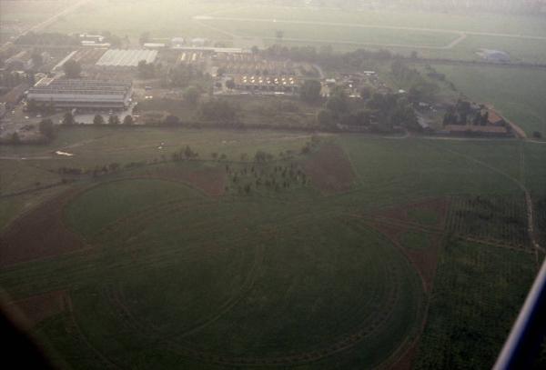 Sesto San Giovanni - Parco Nord, settore Est, Aeroporto - Veduta aerea al tramonto da ovest a est / Rotonda Carpini - Binario Breda - Rimboschimento (primi lotti) - Filari di alberi - Cannocchiale degli ippocastani - Boschi - Capannoni Breda - Cascina Centro Parco - Sullo sfondo l'aeroporto di Bresso