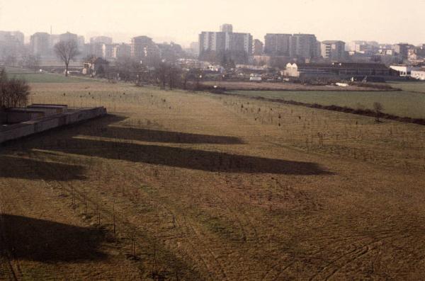 Bresso - Parco Nord, settore Montagnetta - Panoramica dall'alto da est a ovest - Campo con nuove piantumazioni - Canale Breda - Cascina Ranza - Capannoni industriali - Sullo sfondo palazzi di Bresso