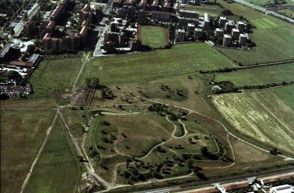 Sesto San Giovanni - Parco Nord, settore Montagnetta - Veduta aerea da nord a sud - La Montagnetta dopo i lavori di risanamento / La Montagnetta - Piccolo carroponte Breda (poi Teatrino del Parco Nord) - Filare Cannocchiale dei tigli - Campo (dal 1992 area dei laghetti Fulvio Testi) - Capannoni Breda - Via Clerici - Sullo sfondo viale Suzzani, campo sportivo e palazzi di Milano