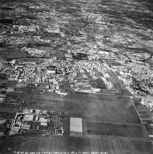 Bresso / Cinisello Balsamo - Veduta aerea da est a ovest sull'area poi occupata dal Parco Nord, settore Est, Bresso sud, Niguarda, Bruzzano / Capannoni Breda - Binario Breda - Cascina (poi Cascina Centro Parco) - Aeroporto di Bresso - Terreno e campi - Via Clerici - Cimitero di Bruzzano - Autostrada - Palazzi e capannoni industriali di Milano, Bresso e Cusano