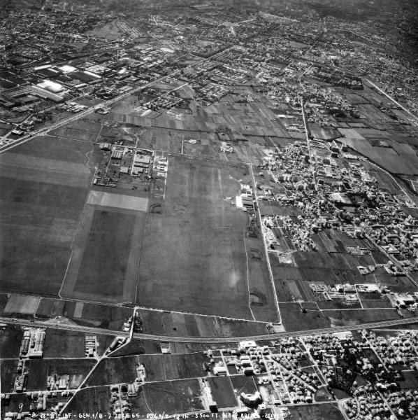 Cinisello Balsamo / Milano - Veduta aerea da nord a sud sull'area poi occupata dal Parco Nord, settore Est, Montagnetta, Bresso sud, Niguarda / Viale Fulvio Testi - Terreno e campi - Capannoni Breda - Binario Breda - Cascina - Via Clerici - Aeroporto di Bresso - Via Suzzani - Via Vittorio Veneto - Palazzi e capannoni industriali di Milano, Bresso, Cinisello Balsamo, Sesto San Giovanni