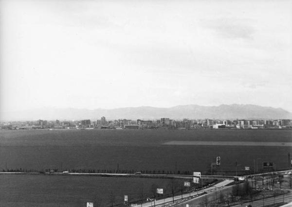 Sesto San Giovanni / Cinisello Balsamo - settore Est del Parco Nord prima della sua costituzione - Panoramica dall'alto da sud verso nord da casa di Sandra Macchi / Via Clerici - Campi - Sullo sfondo palazzi di Cinisello Balsamo