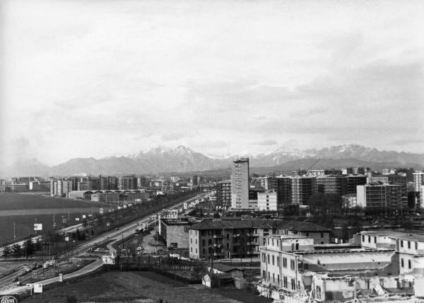 Sesto San Giovanni / Cinisello Balsamo - Settore Torretta del Parco Nord prima della sua costituzione - Panoramica dall'alto da sud verso nord da casa di Sandra Macchi / Campi - Viale Fulvio Testi - Giardino di Villa Torretta - Capannoni industriali - Abbattimento edificio - Palazzi di Cinisello Balsamo e di Sesto San Giovanni - Alpi