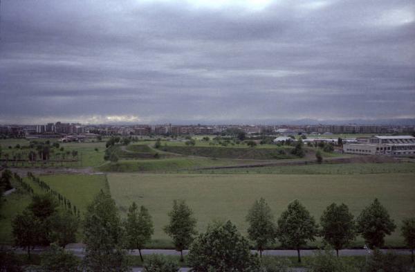 Sesto San Giovanni - Parco Nord, settore Montagnetta - Panoramica dall'alto da est verso ovest da casa di Sandra Macchi / La Montagnetta dopo i lavori di bonifica, spianamento e semina - Piccolo Carroponte Breda (poi Teatrino) - Campo (dal 1992 area dei laghetti Fulvio Testi) - Capannone Breda - Sullo sfondo l'Aeroporto di Bresso e i palazzi di Bresso