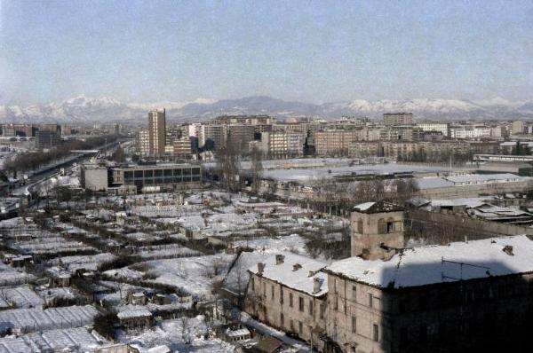 Sesto San Giovanni / Cinisello Balsamo - Parco Nord, settore Torretta sotto la neve - Panoramica dall'alto da sud verso nord da casa di Sandra Macchi - Viale Fulvio Testi - Villa Torretta, giardino - Orti abusivi - Inverno / Sullo sfondo palazzi di Cinisello Balsamo - Alpi