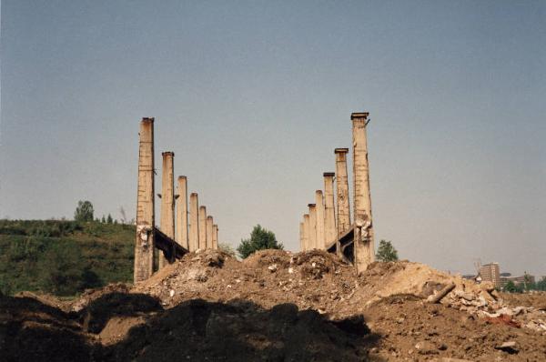 Sesto San Giovanni - Parco Nord, settore Montagnetta - Lavori di creazione del terrapieno del Teatrino - Piccolo carroponte Breda - Pilastri - Cantiere - Terra