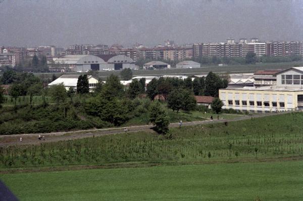 Sesto San Giovanni - Parco Nord, settore Montagnetta - Panoramica dall'alto da casa di Sandra Macchi - La Montagnetta - Nuove piantumazioni - Campo - Capannoni Breda - Sullo sfondo Aeroporto di Bresso e palazzi