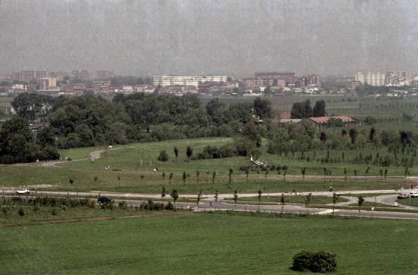 Sesto San Giovanni / Cinisello Balsamo - Parco Nord, settore Est - Panoramica dall'alto da casa di Sandra Macchi - Cascina Centro Parco - Binario Breda - Nuove piantumazioni - Boschi - Campo - Via Clerici - Sullo sfondo palazzi di Cinisello Balsamo