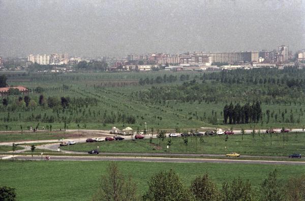 Sesto San Giovanni / Cinisello Balsamo - Parco Nord, settore Est - Panoramica dall'alto da casa di Sandra Macchi / Parco Nord, settore Est - Filari di alberi - Cannocchiale degli ippocastani - Rotonda Carpini - Boschi - Prati - Via Clerici - Sullo sfondo palazzi di Cinisello Balsamo