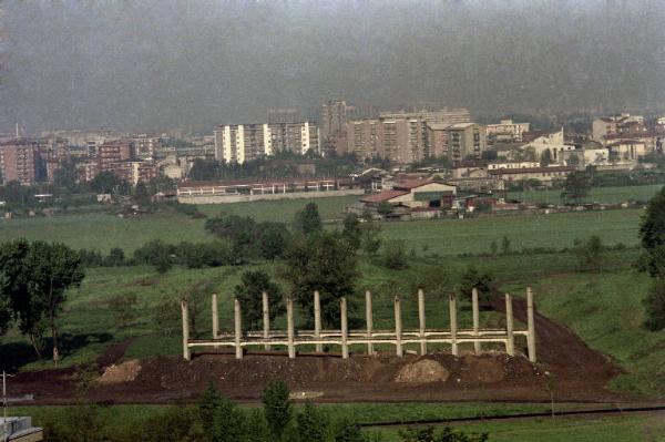 Sesto San Giovanni - Parco Nord, settore Montagnetta - Panoramica dall'alto verso ovest da casa di Sandra Macchi - Piccolo carroponte Breda (poi Teatrino del Parco Nord) - Realizzazione del terrapieno - Campi - Sullo sfondo palazzi di Bresso