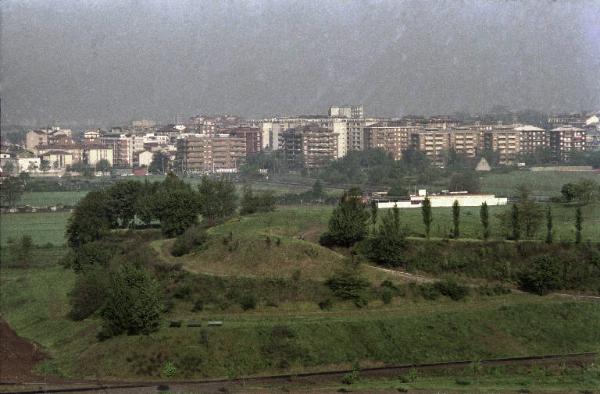 Sesto San Giovanni - Parco Nord, settore Montagnetta - Panoramica dall'alto da casa di Sandra Macchi - La Montagnetta dopo i lavori di bonifica, modellazione e semina - Prati - Sullo sfondo palazzi di Bresso