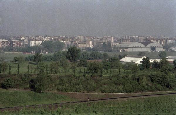 Sesto San Giovanni - Parco Nord, settore Montagnetta - Panoramica dall'alto da casa di Sandra Macchi - La Montagnetta dopo i lavori di bonifica, modellazione e semina - Nuove piantumazioni - Sullo sfondo aeroporto di Bresso e palazzi