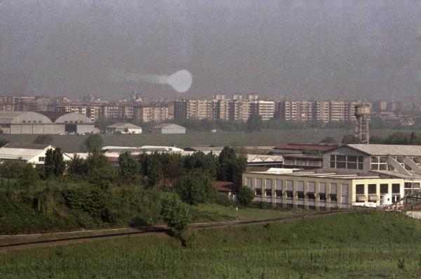 Sesto San Giovanni - Parco Nord, settore Montagnetta, Aeroporto - Panoramica dall'alto da casa di Sandra Macchi / La Montagnetta dopo i lavori di bonifica, modellazione e semina - Capannone Breda - Torre dell'acqua (piezometrica) - Sullo sfondo aeroporto di Bresso e palazzi