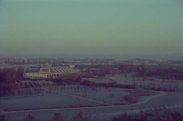 Sesto San Giovanni - Parco Nord, settore Montagnetta, Est, Aeroporto - Panoramica dall'alto da casa di Sandra Macchi / Capannone Breda - Passerella ciclopedonale Clerici - Via Clerici - Prati - Filare Cannocchiale dei tigli - Percorso ciclopedonale - Inverno - Brina - Boschi - Sullo sfondo torre dell'acqua (piezometrica), aeroporto e palazzi di Bresso