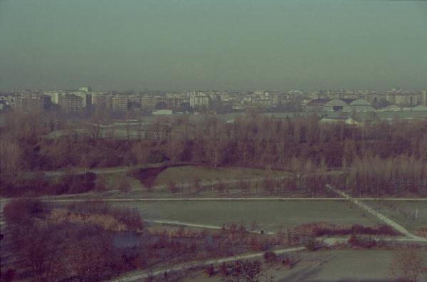 Sesto San Giovanni - Parco Nord, settore Montagnetta, Aeroporto - Panoramica dall'alto da casa di Sandra Macchi - Laghetto artificiale Suzzani - Prati - Filare Cannocchiale dei tigli - Percorso ciclopedonale - La Montagnetta - Boschi - Inverno / Sullo sfondo aeroporto e palazzi di Bresso