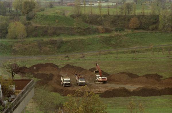 Sesto San Giovanni - Parco Nord, settore Montagnetta - Panoramica dall'alto da casa di Sandra Macchi / Cantiere - Scavi per la realizzazione del laghetto artificiale Suzzani - Camion ed escavatore - Nuove piantumazioni - Filare Cannocchiale dei tigli - La Montagnetta - Prati