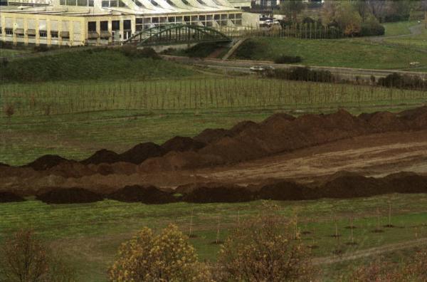 Sesto San Giovanni - Parco Nord, settore Montagnetta - Panoramica dall'alto da casa di Sandra Macchi / Cantiere - Scavi per la realizzazione del laghetto artificiale Suzzani - Nuove piantumazioni - Filare Cannocchiale dei tigli - Capannone Breda - Passerella ciclopedonale Clerici - Via Clerici