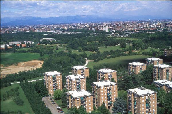 Bresso / Milano - Parco Nord, settore Montagnetta - Veduta dall'alto dei lavori per la realizzazione del Velodromo - La Montagnetta - In primo piano palazzi adiacenti alla via Arezzo e a piazza San Giuseppe - Sullo sfondo Cinisello Balsamo