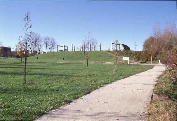 Sesto San Giovanni - Parco Nord, settore Montagnetta - Veduta del Teatrino (ex piccolo carroponte Breda) dal lato di viale Fulvio Testi - Percorso ciclopedonale - Prime piantumazioni