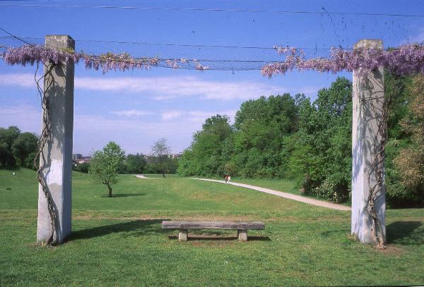 Sesto San Giovanni - Parco Nord, settore Montagnetta - Veduta dal Teatrino (ex piccolo carroponte Breda) sul prato che discende verso la zona del Velodromo - Panchina - Percorso ciclopedonale con persone che passeggiano - Glicine in fiore