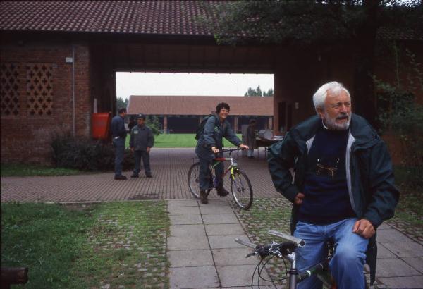 Cinisello Balsamo - Parco Nord, settore Est - Cascina Centro Parco, ala sud - Ingresso al cortile della cascina - Architetto Francesco Borella in bicicletta - Guardie Ecologiche Volontarie (Gev)