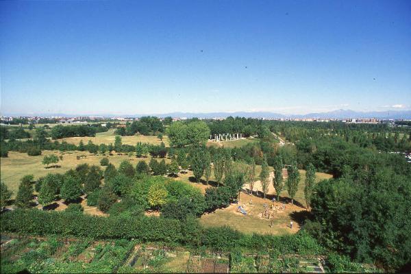 Sesto San Giovanni - Parco Nord, settore Montagnetta - Veduta dall'alto (da sud verso nord) - Orti sociali e area gioco bambini nei pressi dell'ingresso da viale Suzzani - Teatrino (ex piccolo carroponte Breda) / Sullo sfondo Bresso e Cinisello Balsamo