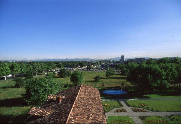 Sesto San Giovanni - Parco Nord, settore Torretta - Veduta da Villa Torretta verso il giardino antistante - Sulla sinistra viale Fulvio Testi - Sullo sfondo Cinisello Balsamo e le Alpi