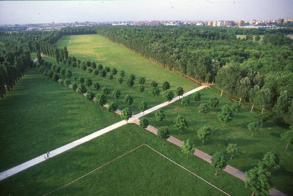 Cinisello Balsamo - Parco Nord, settore Est - Veduta dall'alto - Prato antistante la Cascina Centro Parco - Filari di alberi - Cannocchiale degli ippocastani - Boschi - Percorsi ciclopedonali - Sullo sfondo Cinisello Balsamo