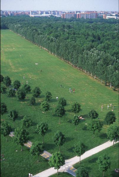 Cinisello Balsamo - Parco Nord, settore Est - Veduta dall'alto - Prato antistante la Cascina Centro Parco - Filari di alberi - Cannocchiale degli ippocastani - Boschi - Persone sul prato e a passeggio - Tempo libero (pallavolo, calcio) / Sullo sfondo Cinisello Balsamo