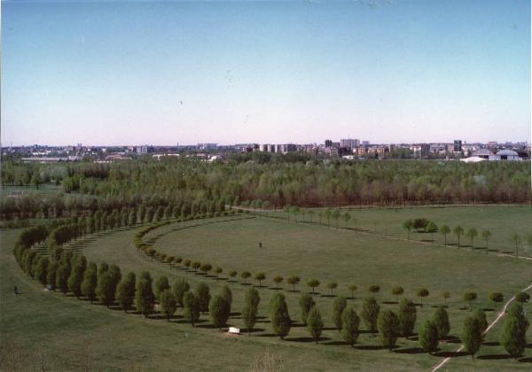 Cinisello Balsamo - Parco Nord, settore Est - Veduta dall'alto della Grande Rotonda (Gorki) - Filari di alberi e aree boschive - Sullo sfondo Milano e Bresso