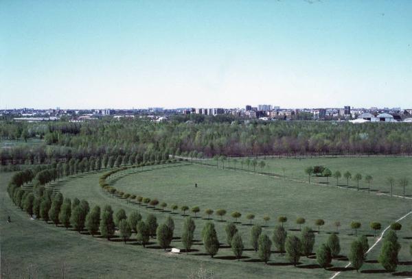 Cinisello Balsamo - Parco Nord, settore Est - Veduta dall'alto della Grande Rotonda (Gorki) - Filari di alberi e aree boschive - Sullo sfondo Milano e Bresso