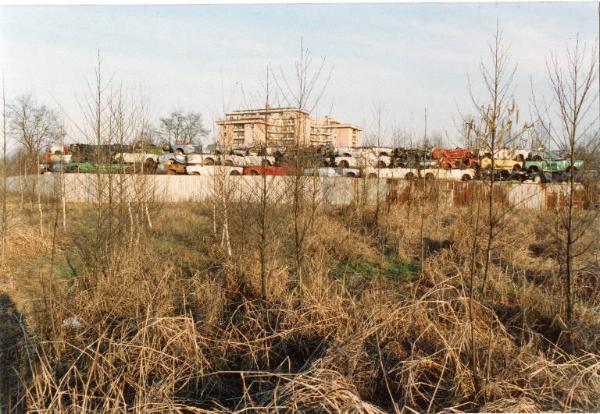 Milano - Parco Nord, settore Montagnetta - Area adiacente all’Autodemolizioni F.lli Martinelli di viale Fulvio Testi - Sfasciacarrozze - Rottamaio - Automobili demolite - Sterpaglia - Prato incolto - Case