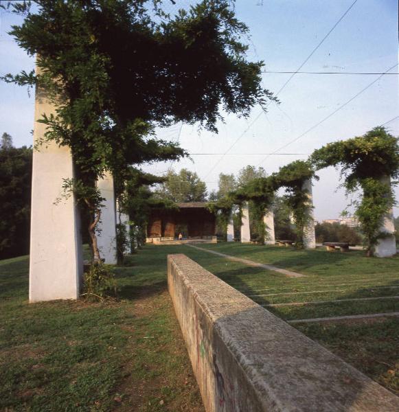 Sesto San Giovanni - Parco Nord, settore Montagnetta - Teatrino (ex piccolo carroponte Breda) - Pilastri - Pergolato di glicine - Panchine - Muretto - Graffiti