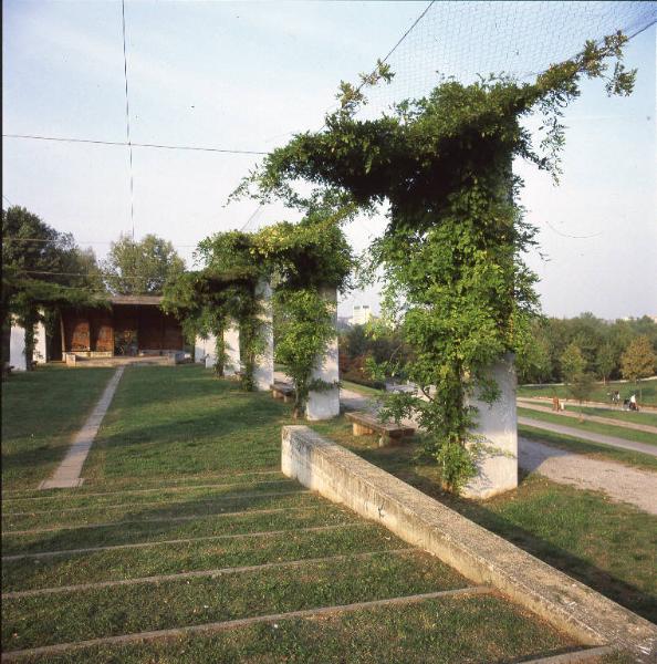 Sesto San Giovanni - Parco Nord, settore Montagnetta - Teatrino (ex piccolo carroponte Breda) - Pilastri - Pergolato di glicine - Panchine - Muretto - Graffiti - sulla destra percorsi ciclopedonali - Persone a passeggio