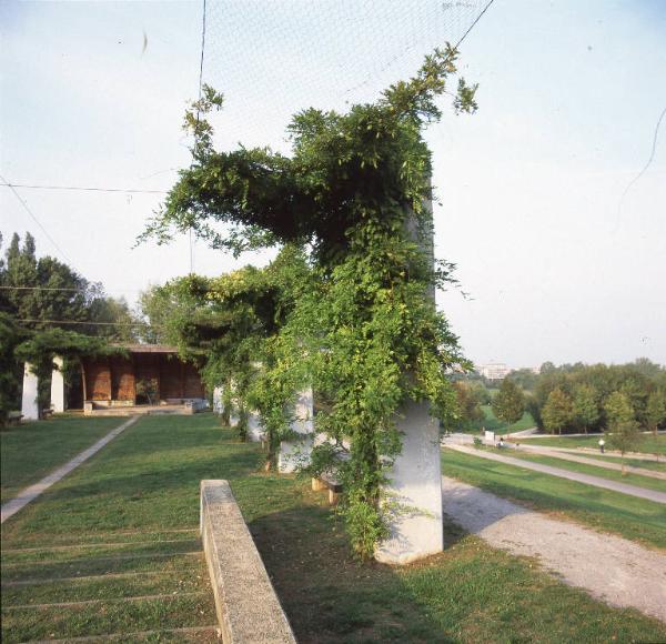 Sesto San Giovanni - Parco Nord, settore Montagnetta - Teatrino (ex piccolo carroponte Breda) - Pilastri - Pergolato di glicine - Panchine - Muretto - Graffiti - sulla destra percorsi ciclopedonali - Persone a passeggio