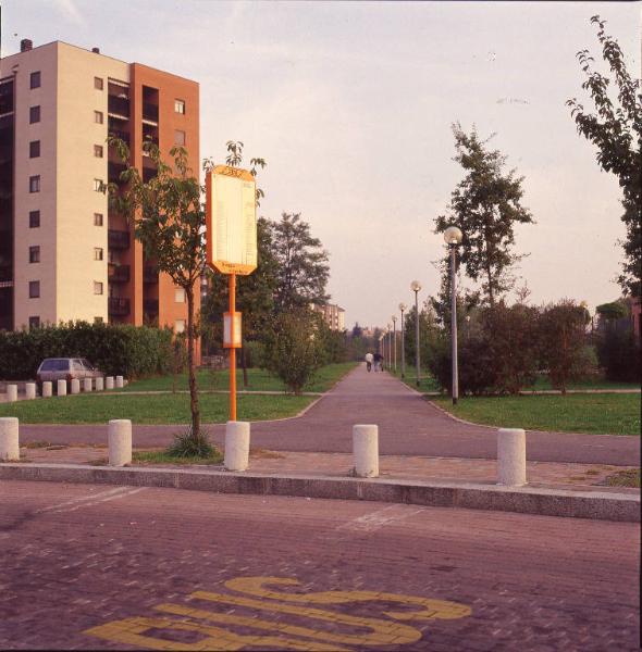 Milano - Parco Nord, settore Montagnetta - Ingresso al parco da via Arezzo - Fermata autobus 44 - Persone a passeggio - Lampioni - Percorso ciclopedonale - Condominio