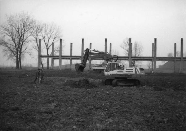 Sesto San Giovanni - Parco Nord, settore Montagnetta - Campo - Operai - Ruspa - Furgone - Alberi spogli - Inverno - Sullo sfondo il piccolo carroponte Breda